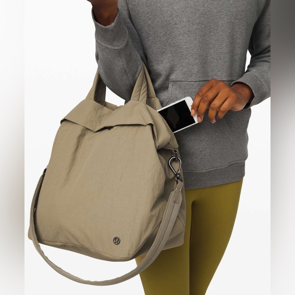 Lululemon on my level bag 2.0 in olive green